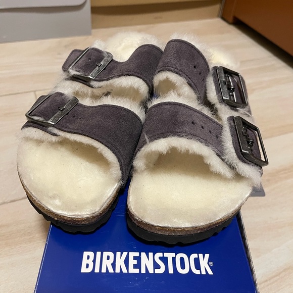 NEW WITHOUT BOX- Birkenstock Arizona Fur in Stormy Gray - Size 7 - Picture 2 of 6